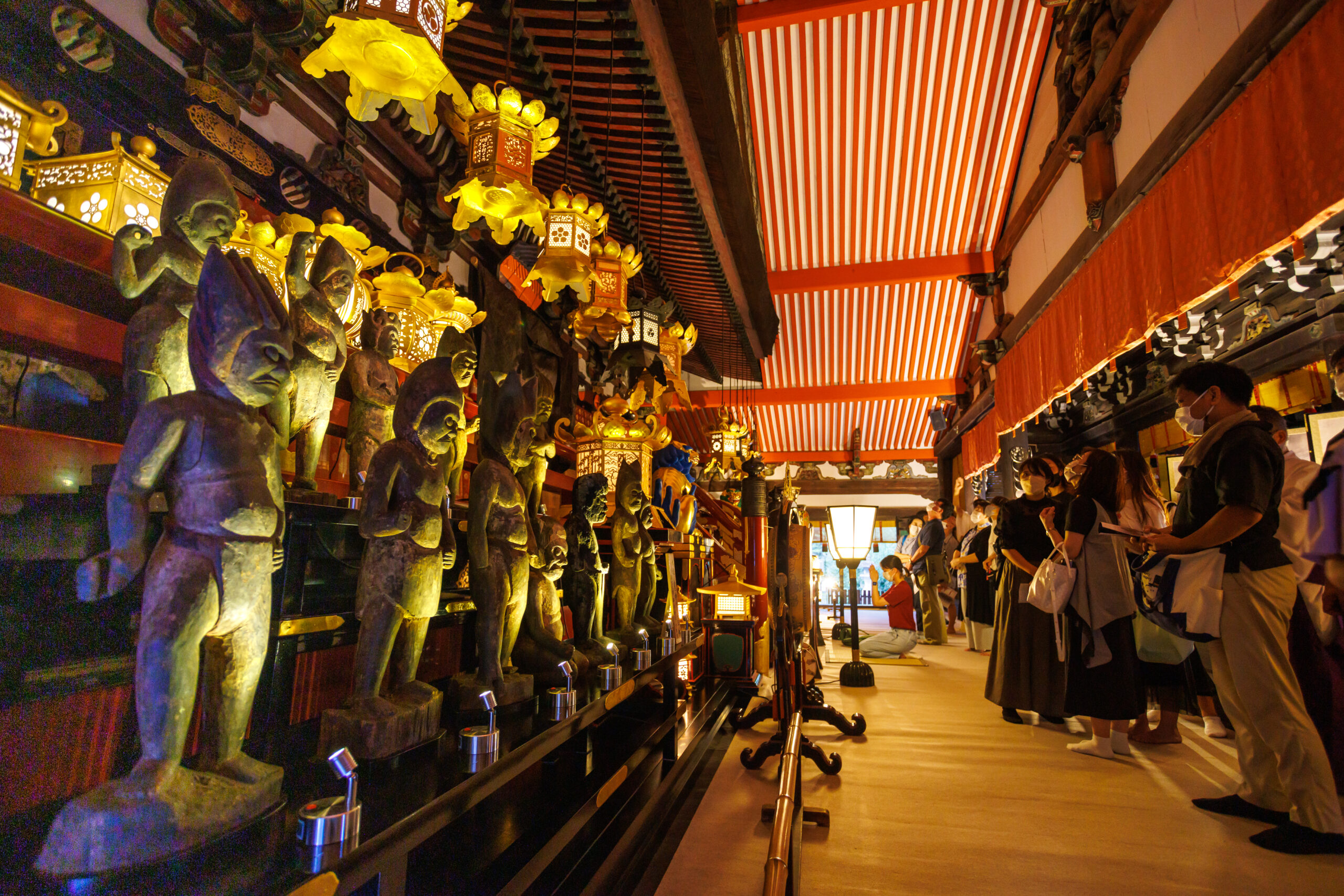 御本殿石の間通り抜け神事開始併せて御神宝・装束初展覧