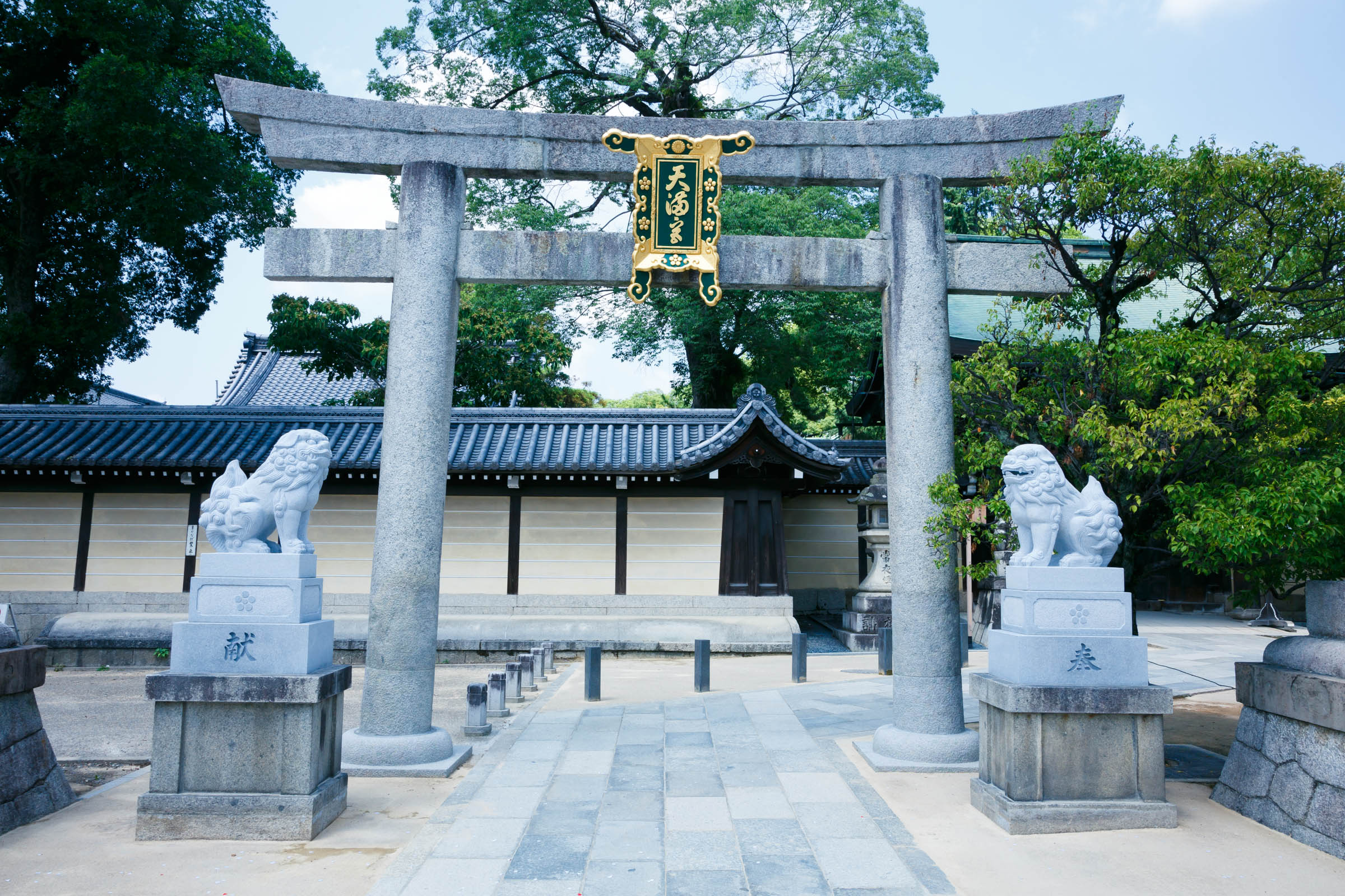 東門解体修理および鳥居扁額修復、狛犬奉納