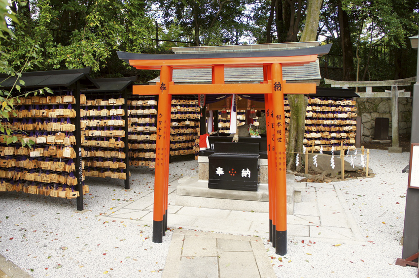 牛舎境内北西隅に遷座