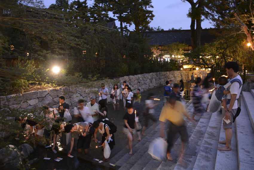 御手洗川足付け燈明神事再興