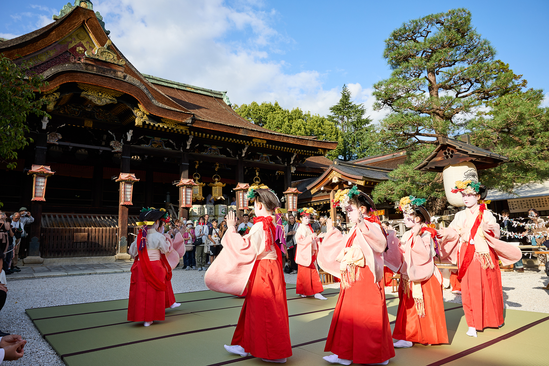 「八乙女舞」奏楽演奏始める