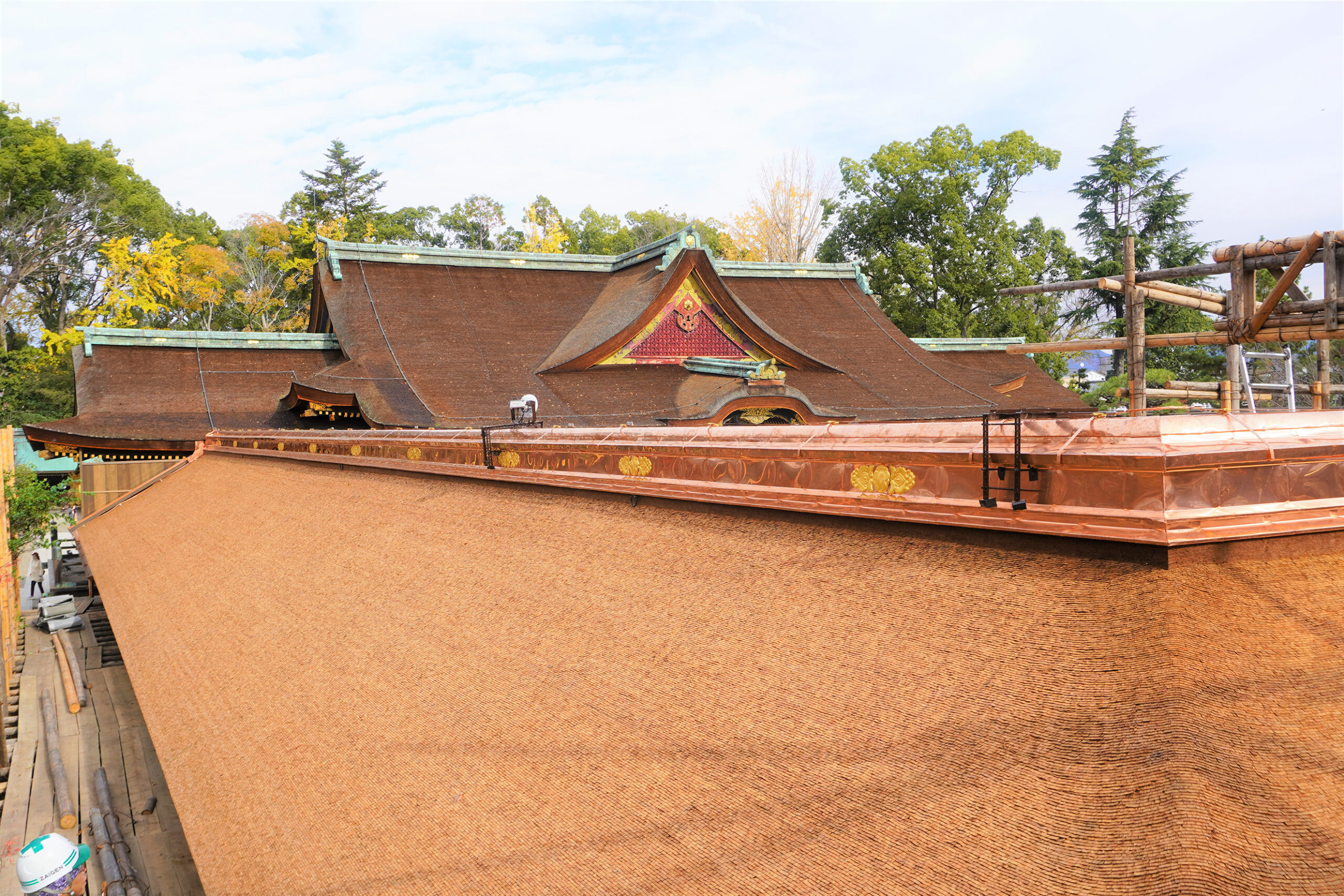 西回廊檜皮葺御屋根修復工事竣工