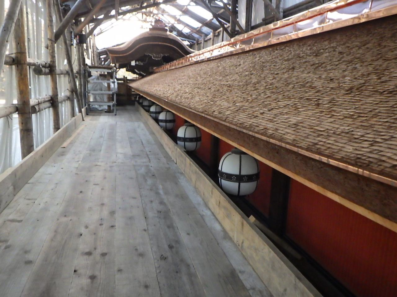 西回廊檜皮葺御屋根修復工事竣工