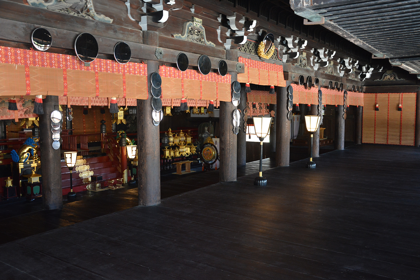 御本殿前拝殿・拝殿・中段・石の間改修(床板柿渋塗装及び石の間床板構造復元)